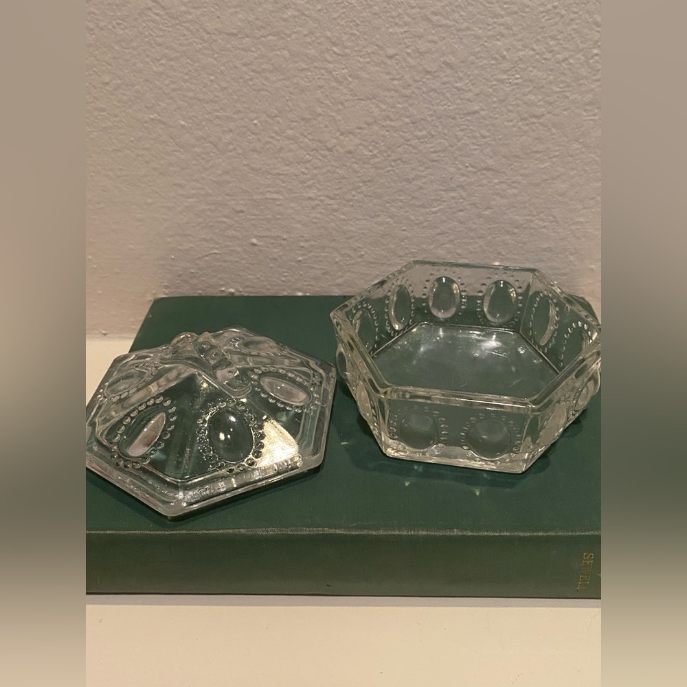 Vintage L.E. Smith Victorian Beaded Glass Hexagonal Trinket Box - Picture 4 of 8